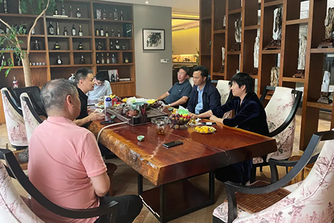 廣西壯族自治區(qū)崇左市林業(yè)局黨組書記、局長甘增寶一行人蒞臨水墨江南就有關(guān)投資環(huán)境及投資事宜進(jìn)行了洽談